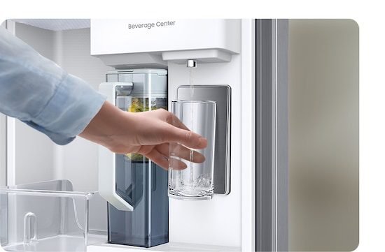Dispensador de agua de un nevecón Samsung con Beverage Center y vaso llenándose